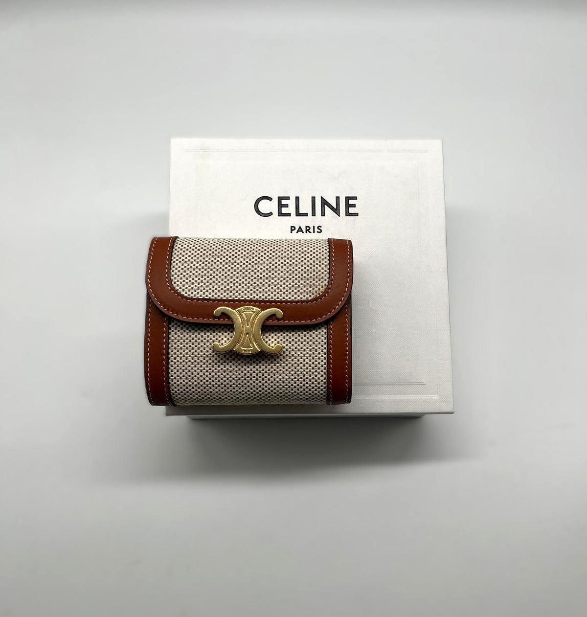 Portafoglio piccolo con patta TRIOMPHE in tessuto e pelle di vitello